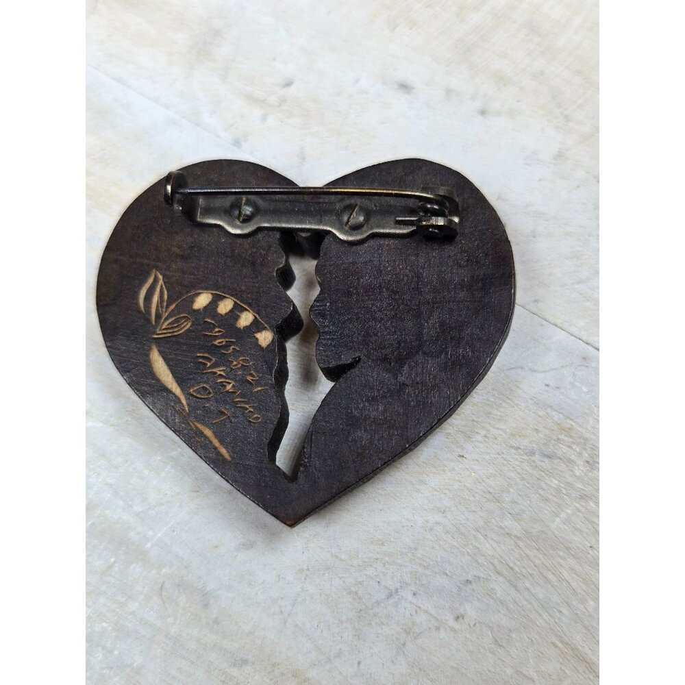 Vtg Hokkaido Wood Carved Heart brooch Artist signed Rare Jewelry dated 1965 - Picture 9 of 11